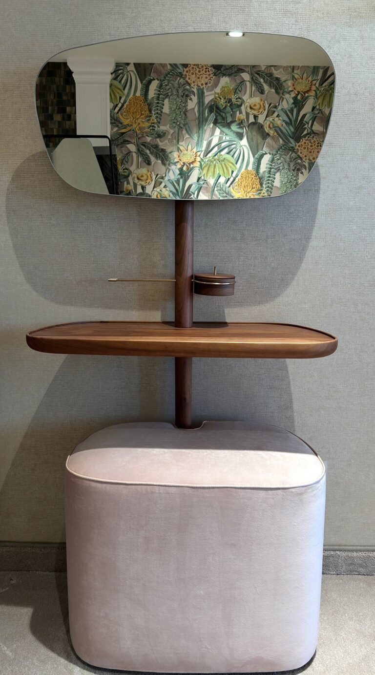 Mehr über den Artikel erfahren Schminktisch